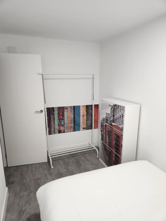 Habitación con percha vestidor