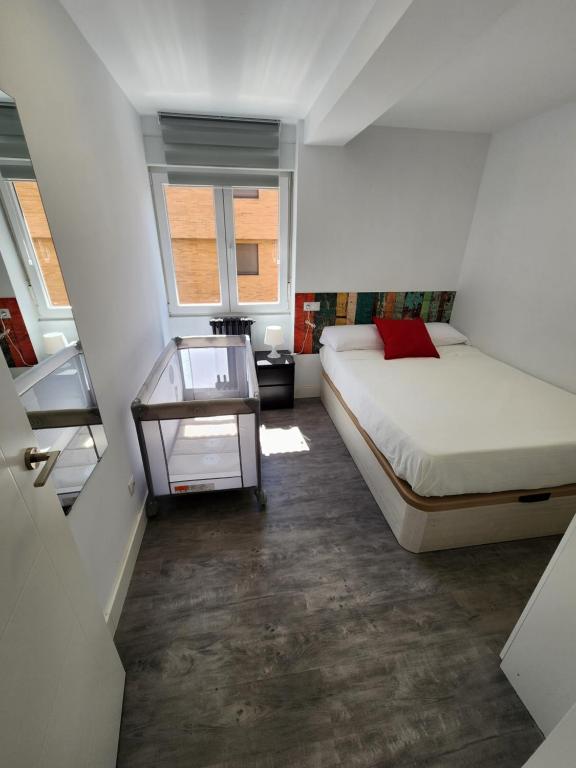 Habitación con cama doble y cuna